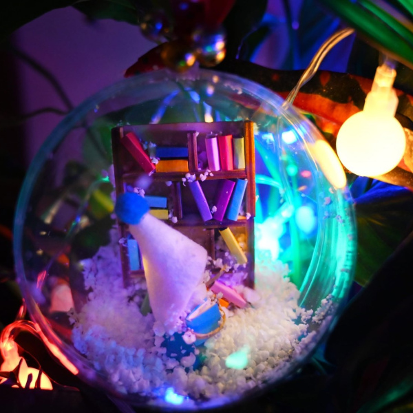 Χριστουγεννιάτικο στολίδι - Μπάλα με Βιβλιοθήκη - Οι Πολυμουσικοί