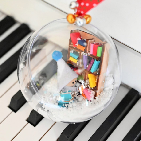 Χριστουγεννιάτικο στολίδι - Μπάλα με Βιβλιοθήκη - Οι Πολυμουσικοί