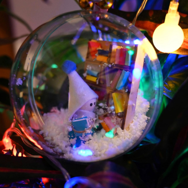 Χριστουγεννιάτικο στολίδι - Μπάλα 12εκ με Βιβλιοθήκη - Οι Πολυμουσικοί